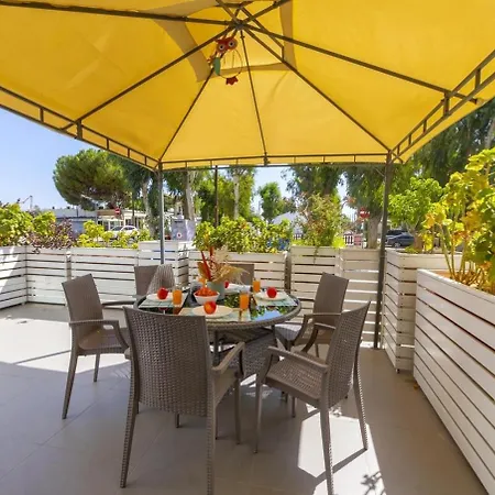 Atlantis 50m From Makenzy Seafront דירה