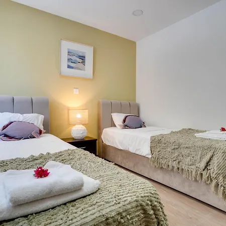 Apartament Atlantis 50m From Makenzy Seafront