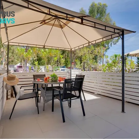 Atlantis 50m From Makenzy Seafront דירה *