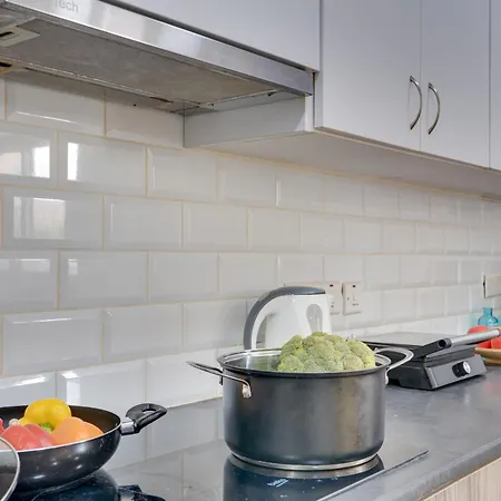 Atlantis 50m From Makenzy Seafront ラルナカ