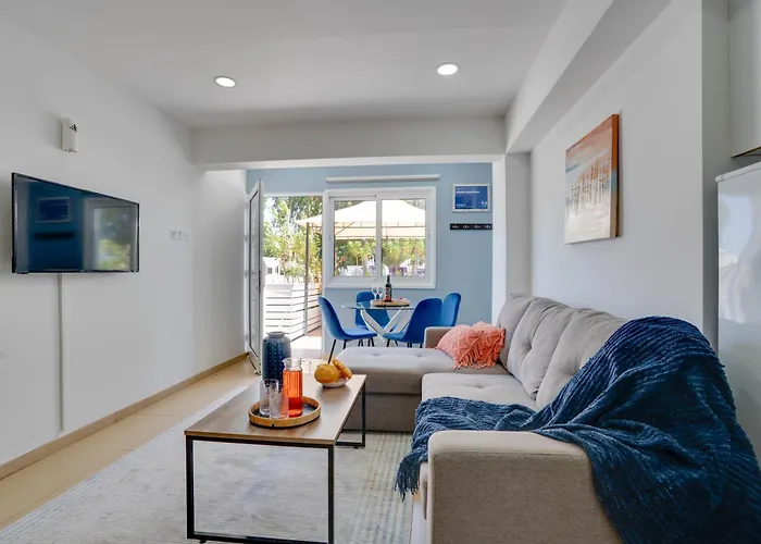 Atlantis 50m From Makenzy Seafront アパート ラルナカ