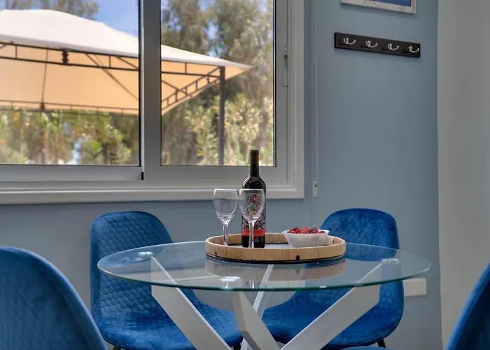 Atlantis 50m From Makenzy Seafront アパート