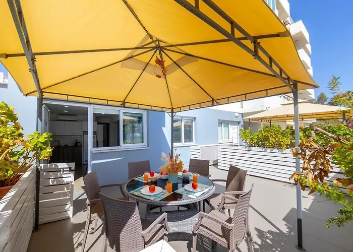 Atlantis 50m From Makenzy Seafront アパート ラルナカ