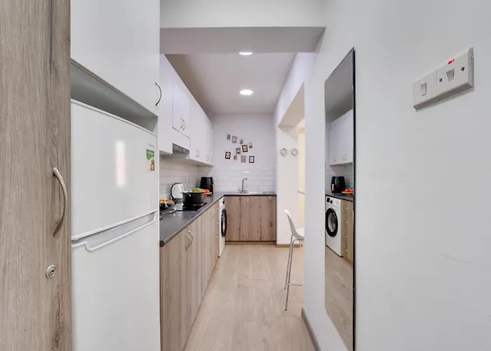 Atlantis 50m From Makenzy Seafront ラルナカ