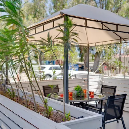 Atlantis 50m From Makenzy Seafront Apartament *