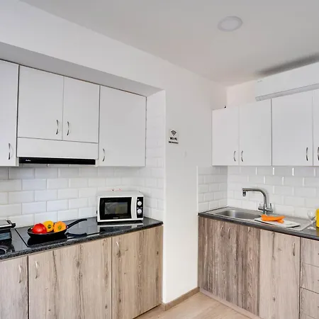 Atlantis 50m From Makenzy Seafront Apartament