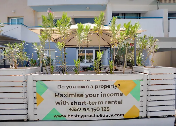 Atlantis 50m From Makenzy Seafront Apartmán *