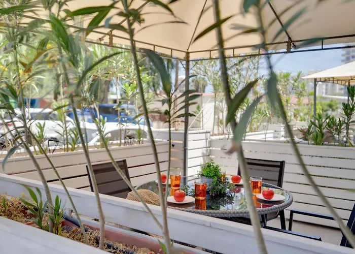 Atlantis 50m From Makenzy Seafront Apartmán Larnaca