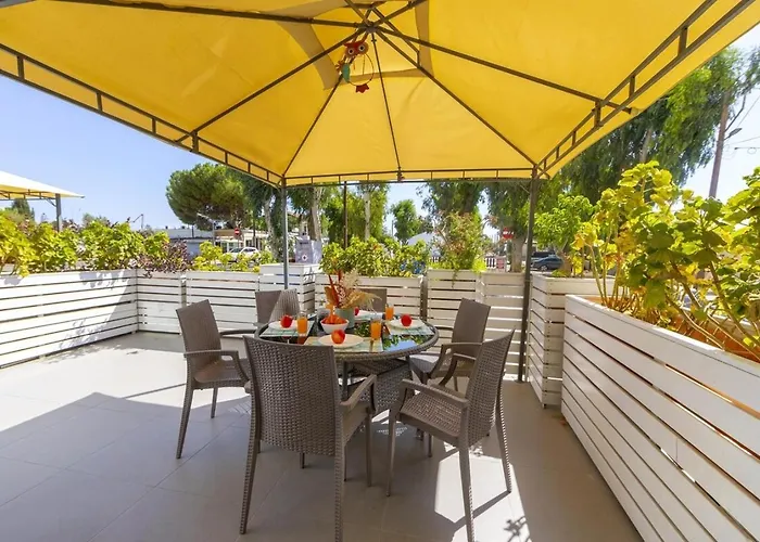 Atlantis 50m From Makenzy Seafront Apartmán