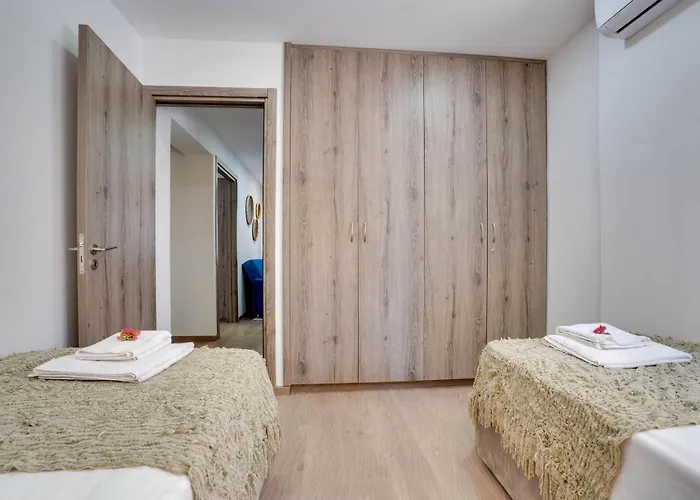 Atlantis 50m From Makenzy Seafront Apartmán *