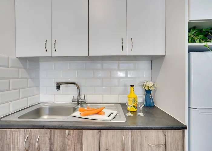 Atlantis 50m From Makenzy Seafront *