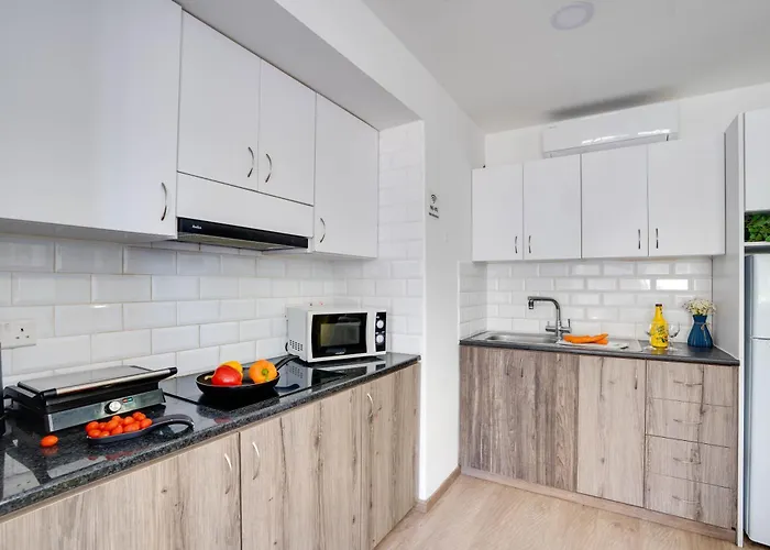 Atlantis 50m From Makenzy Seafront Apartmán *