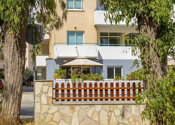 Atlantis 50m From Makenzy Seafront Apartamento Lárnaca