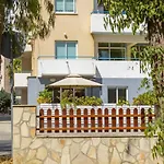 Atlantis 50m From Makenzy Seafront Apartment Larnaka