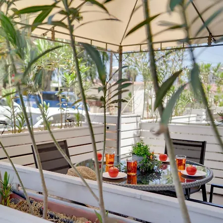 Atlantis 50m From Makenzy Seafront Apartment Larnaca