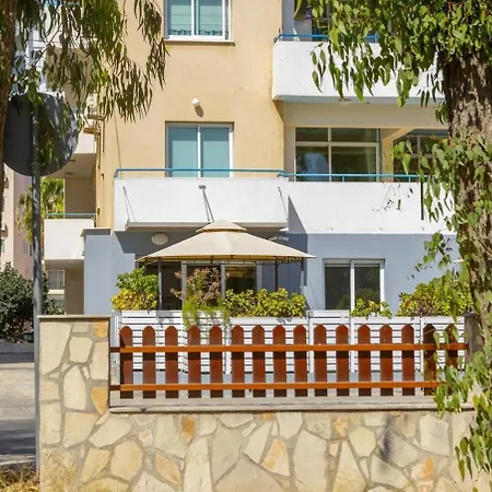Atlantis 50m From Makenzy Seafront Apartment Larnaca